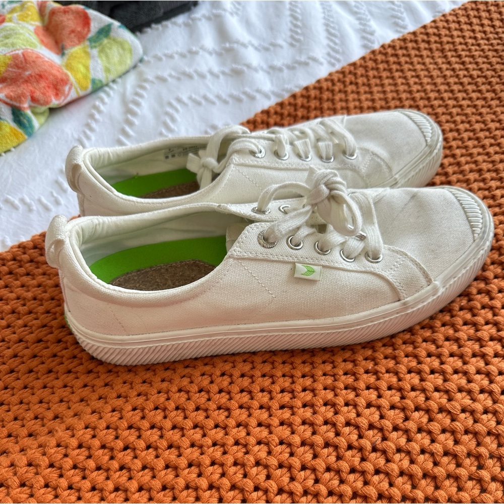 White cariuma shoes